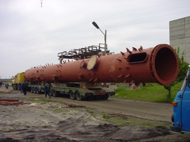 اثناء نقل معدات ضخمة الى الميناء