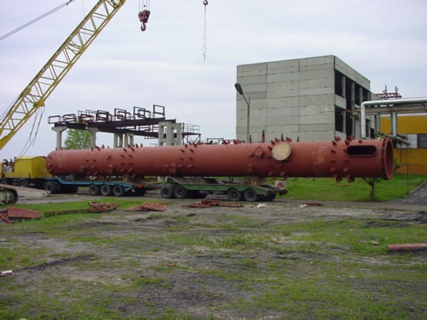 اثناء نقل معدات ضخمة الى الميناء