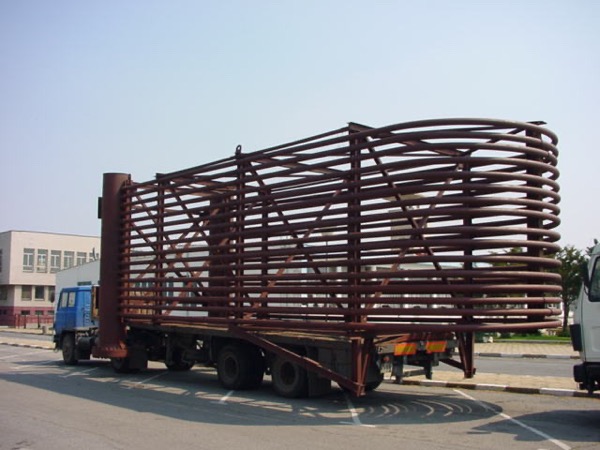 اثناء نقل معدات ضخمة الى الميناء