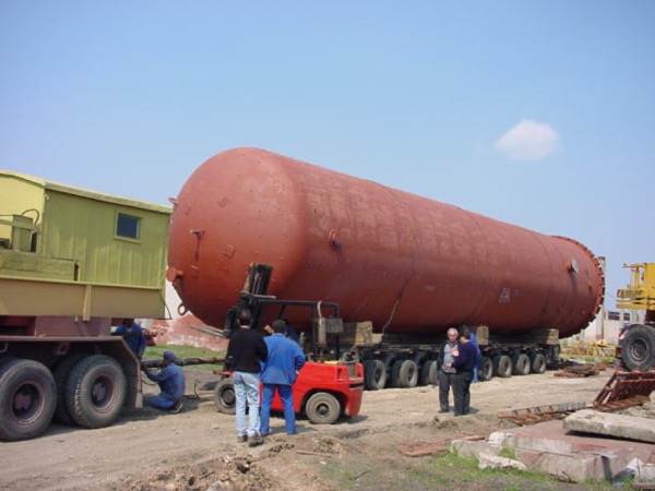 اثناء نقل معدات ضخمة الى الميناء